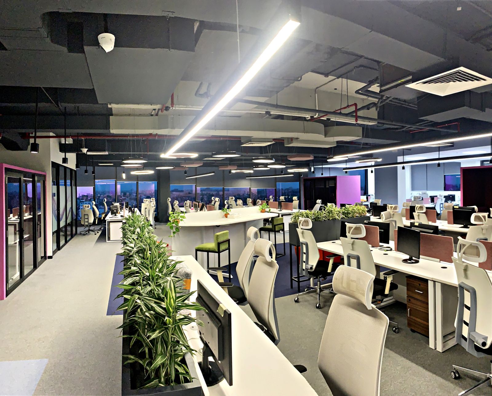 Corporate office workstations with FURSYS ergonomic chairs, Colombo